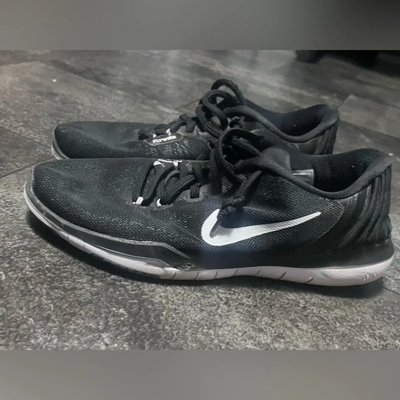 Nike Black and White FLYWIRE Tennis Shoes - Picture 2 of 7